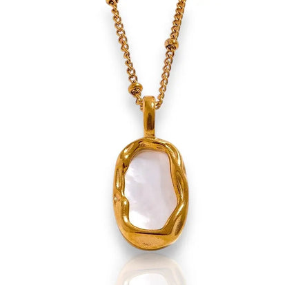 Eleganter Lanume-Halsanhänger mit goldfarbenem Rahmen und schimmerndem, ovalem Stein für stilvolle Akzente.