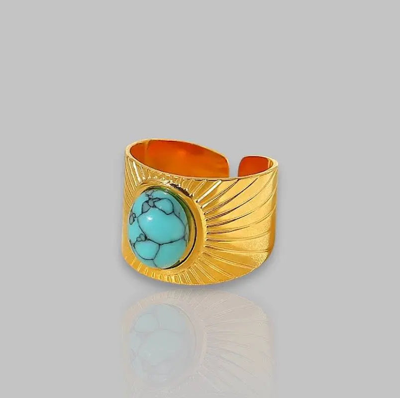Aurora Ring – 18 Karat vergoldeter, größenverstellbarer Ring mit türkisfarbenem Stein und Sonnenstrahlen-Design. Wasserfest und im Sale erhältlich.