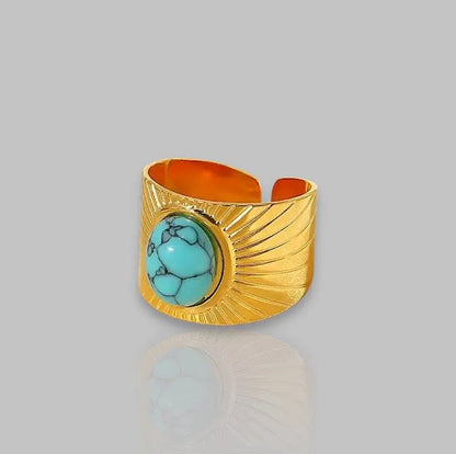 Aurora Ring – 18 Karat vergoldeter, größenverstellbarer Ring mit türkisfarbenem Stein und Sonnenstrahlen-Design. Wasserfest und im Sale erhältlich.