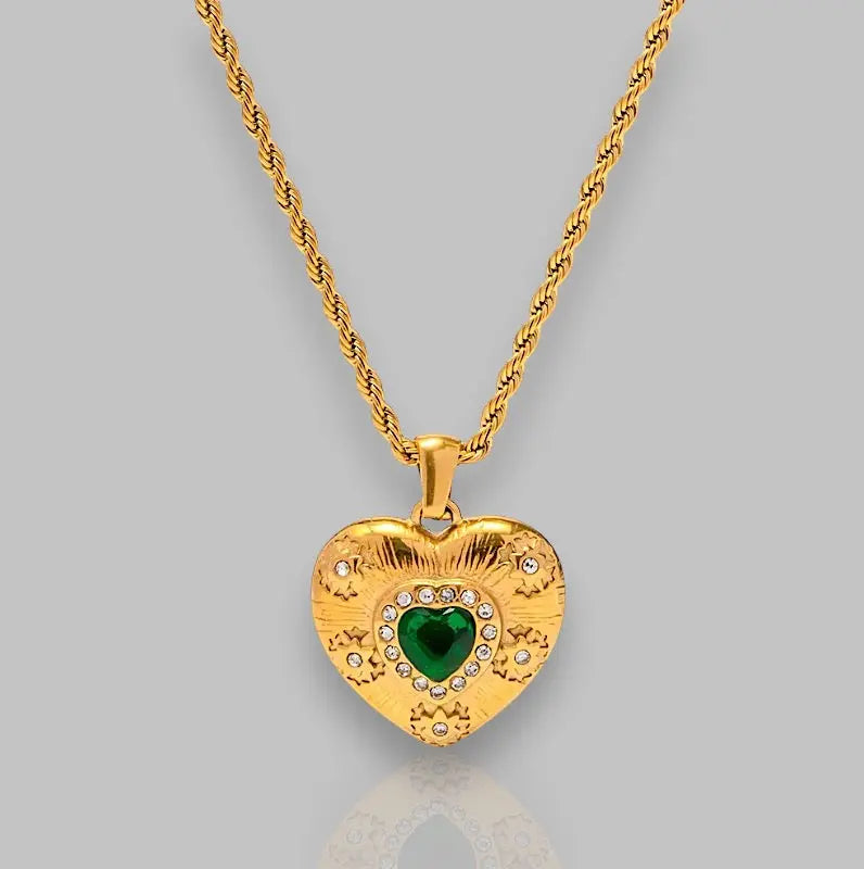 Schmuckstück "Emerald Glow" mit herzförmigem Anhänger, der Eleganz und Funktionalität perfekt vereint.