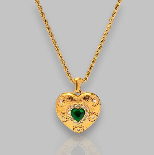 Schmuckstück "Emerald Glow" mit herzförmigem Anhänger, der Eleganz und Funktionalität perfekt vereint.