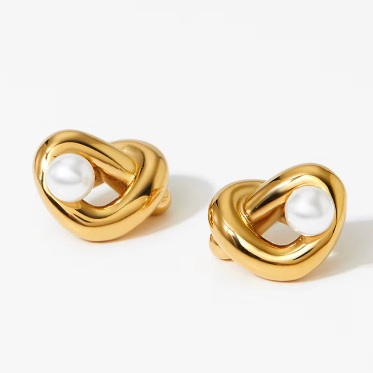 Eternal Knot Ohrringe aus Gold mit Perle, Knoten-Design