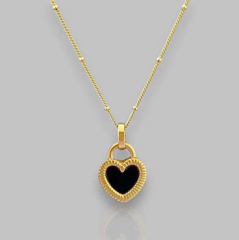 Elegante Halskette mit dem Anhänger „Midnight Heart“ in Gold und schwarzem Herzdesign. Perfekt für jeden Anlass.