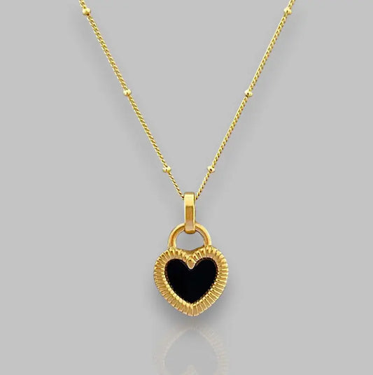 Elegante Halskette mit dem Anhänger „Midnight Heart“ in Gold und schwarzem Herzdesign. Perfekt für jeden Anlass.