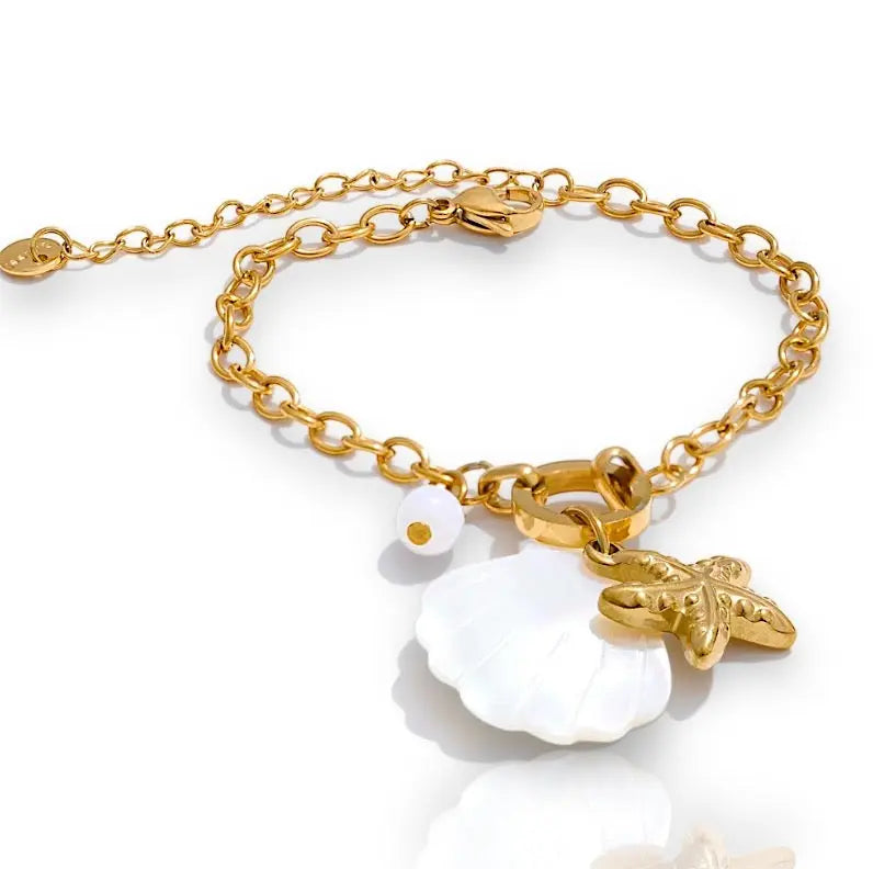Schmuckarmband Belina mit Muschel- und Sternchenanhänger, ideal für stilvolle Akzente und besondere Anlässe.