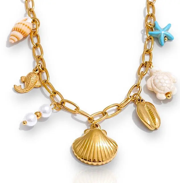 Schmuckstück Ophelia mit Muscheln und Meeresmotiven, perfekt für einen maritimen Look von [STORE NAME].