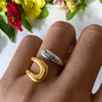 Elegante Ringe in Gold und Silber, perfekt kombiniert – Tuva für stilbewusste Looks.