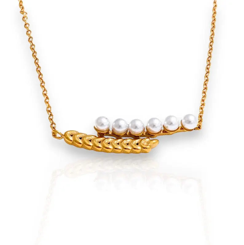 Elegante Halskette Pearl Breeze mit Perlen und goldfarbenem Design, ideal für luxuriöse Anlässe.