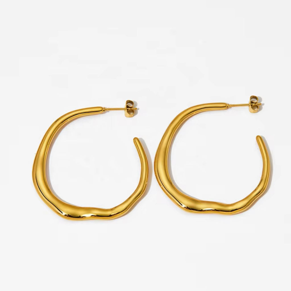 Golden Flow: Goldene, unregelmäßig geformte Hoop-Ohringe aus glänzendem Metall