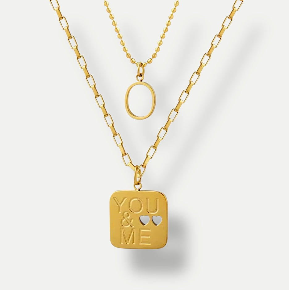 Goldene Bonded Hearts Halskette mit quadratischem Anhänger YOU & ME, zwei Herzen und ovalem Ringanhänger.