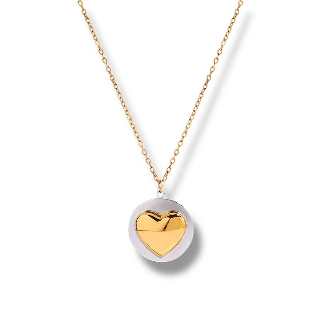 Pure Love Pendant: runder Silberschmuck mit goldenem Herz, an einer goldenen Kette.