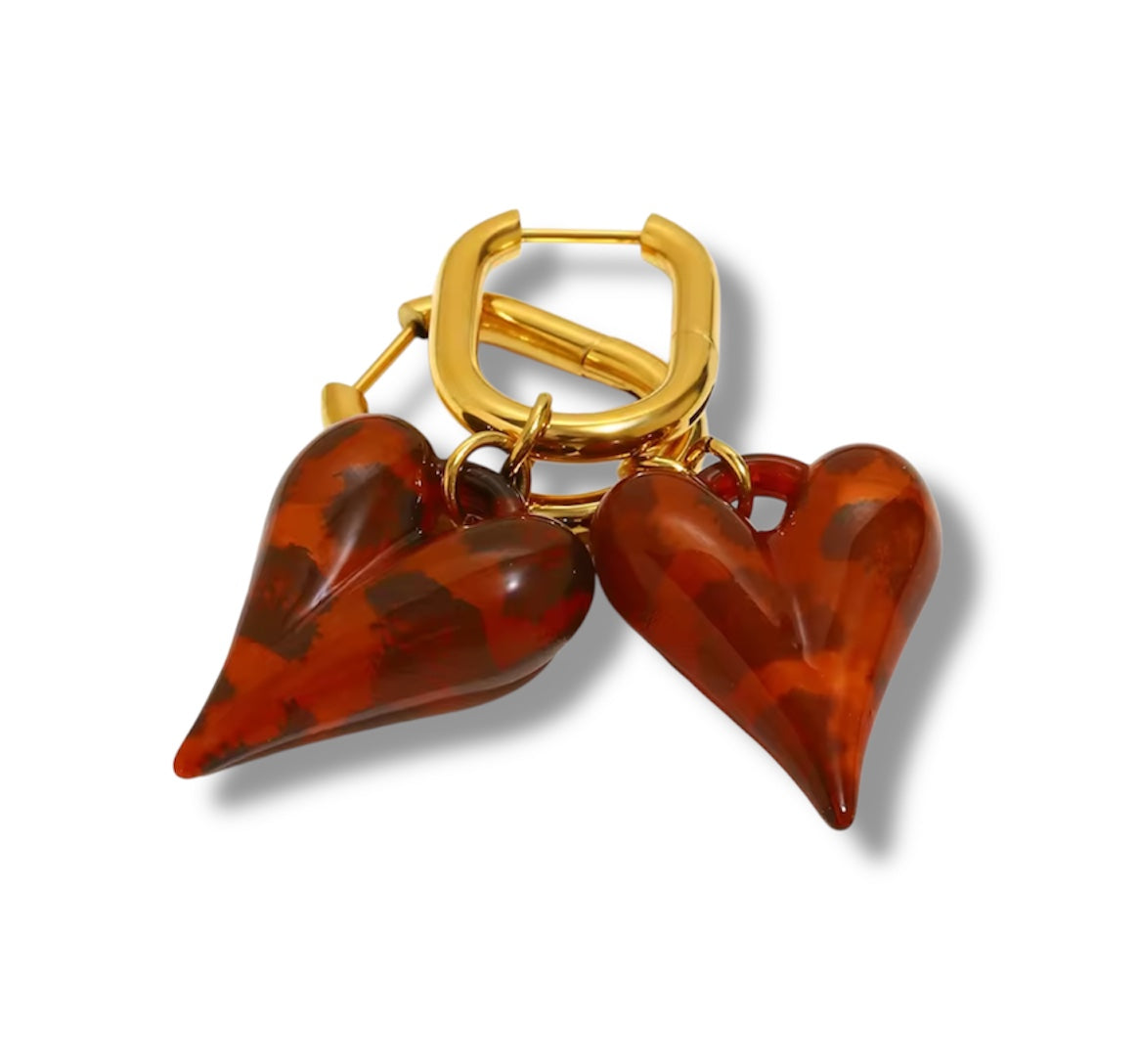 Safari Heart: zwei honigrotbraune Herzanhänger aus Harz an goldenen Ösen